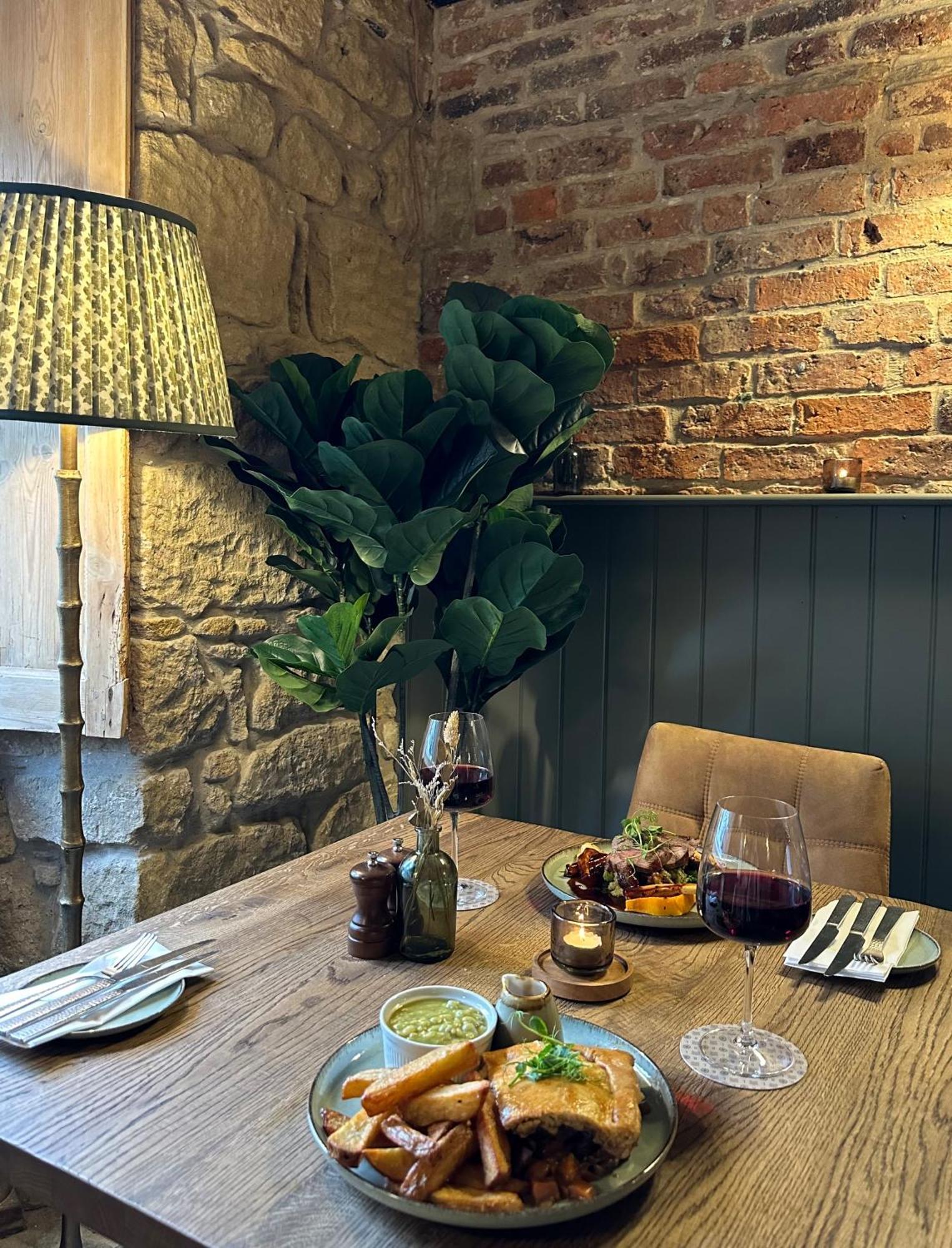 The Red Lion Inn อัลน์มัธ ภายนอก รูปภาพ