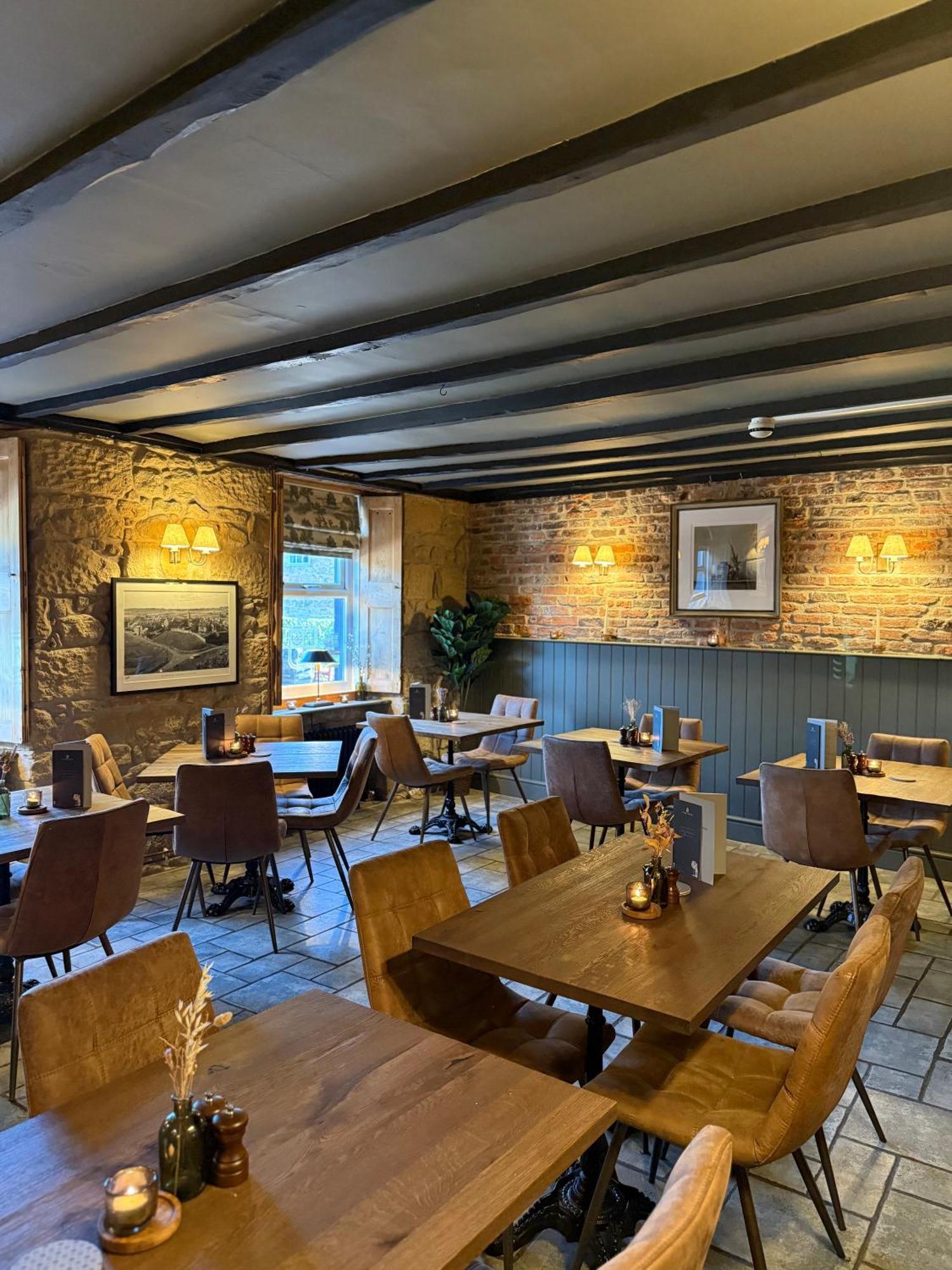 The Red Lion Inn อัลน์มัธ ภายนอก รูปภาพ